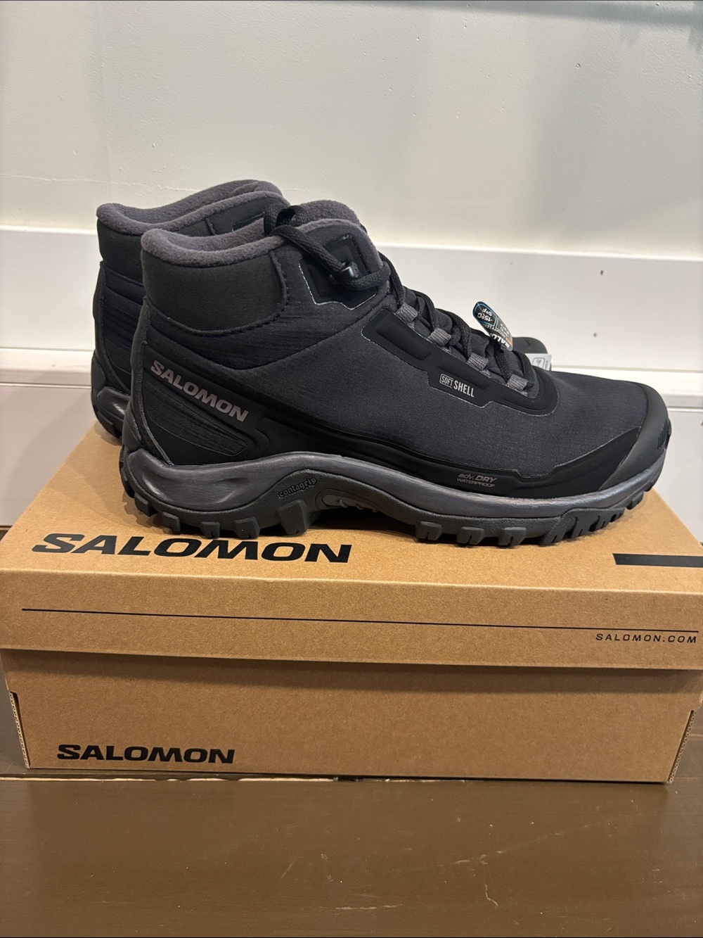 Salomon Men's shelter waterproof boot black size 9 new with box and no smoking